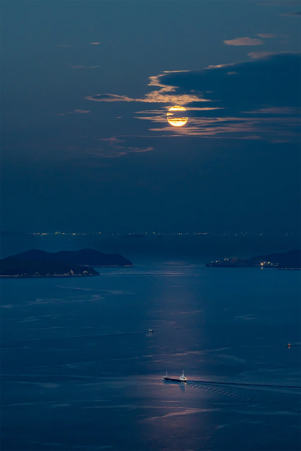 @oshanpo_gram 瀬戸の海照らす中秋の名月（今治市）