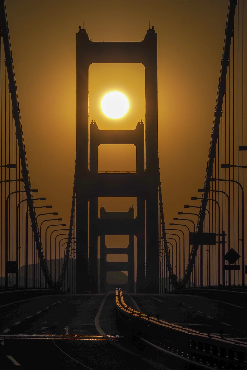 @mojamoja_lion 来島海峡大橋に昇る朝陽（今治市）