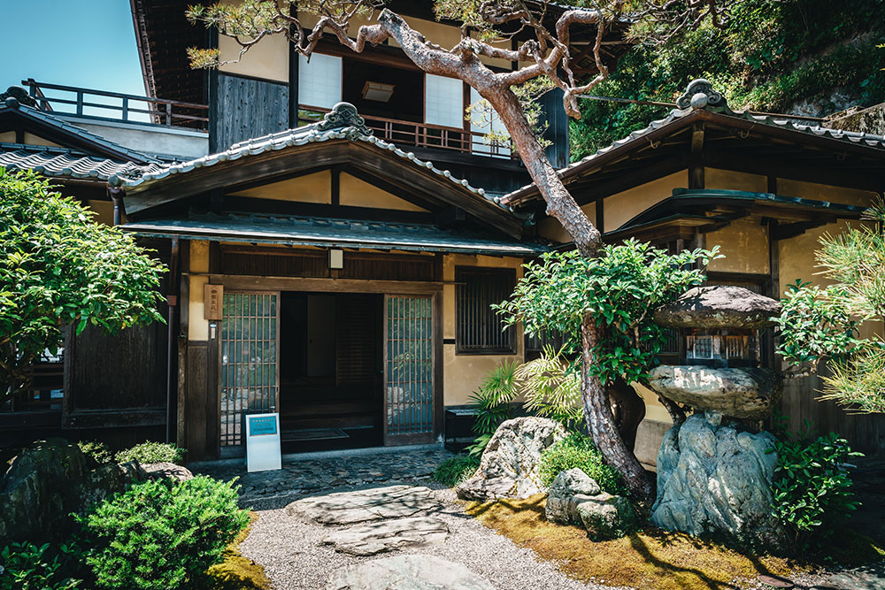 盤泉荘の入り口と庭園