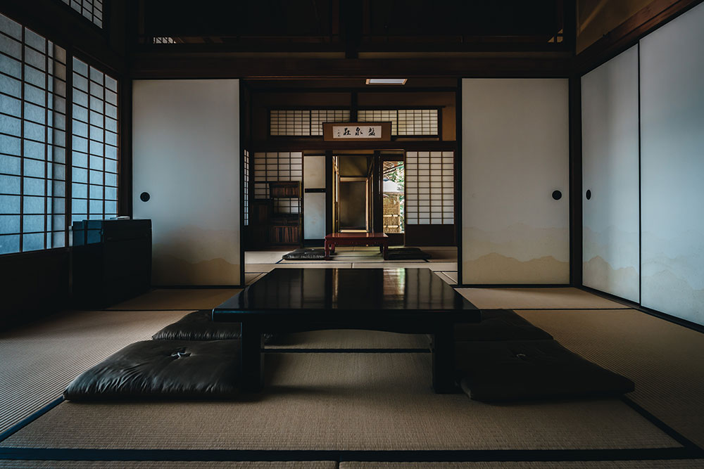 主屋で出迎えてくれる広々とした部屋