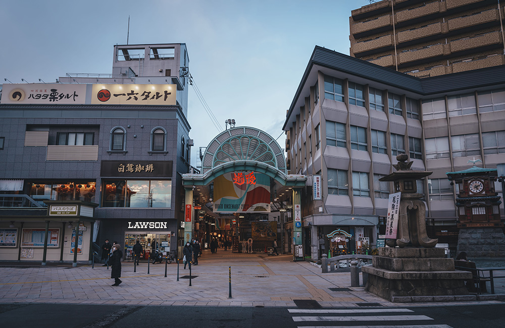 道後商店街入り口　広場の様子