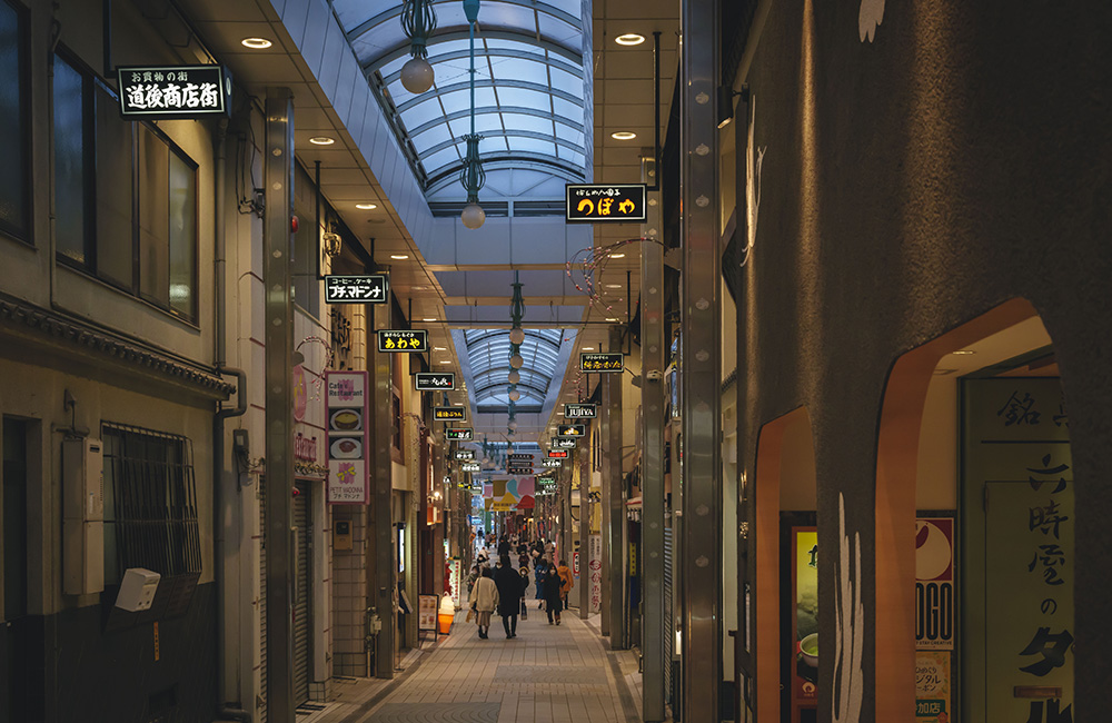 さまざまなお店が立ち並ぶアーケード