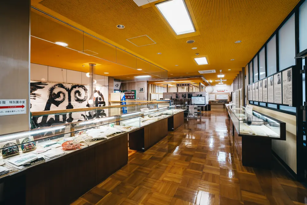 紙のまち資料館の多数の展示