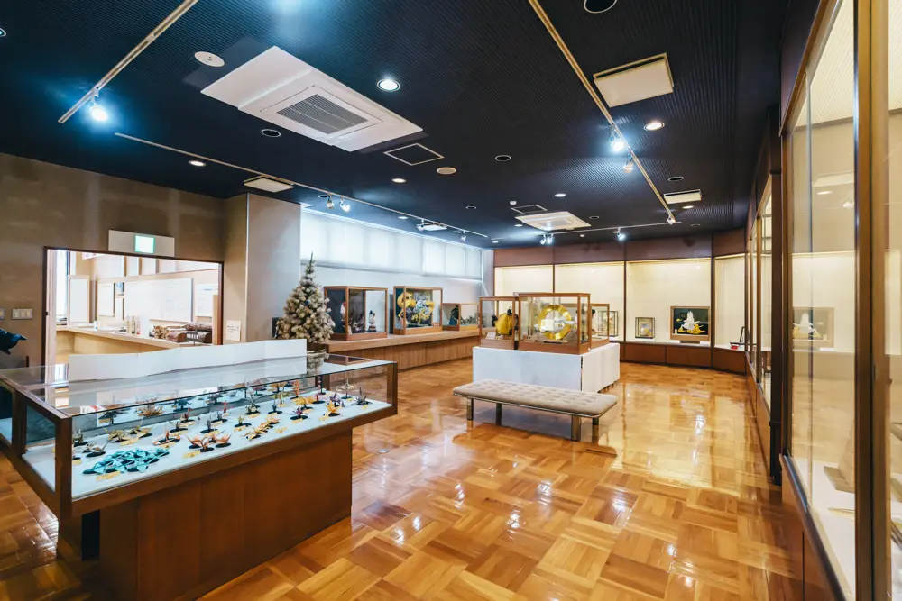 紙で作られた美しい作品の展示