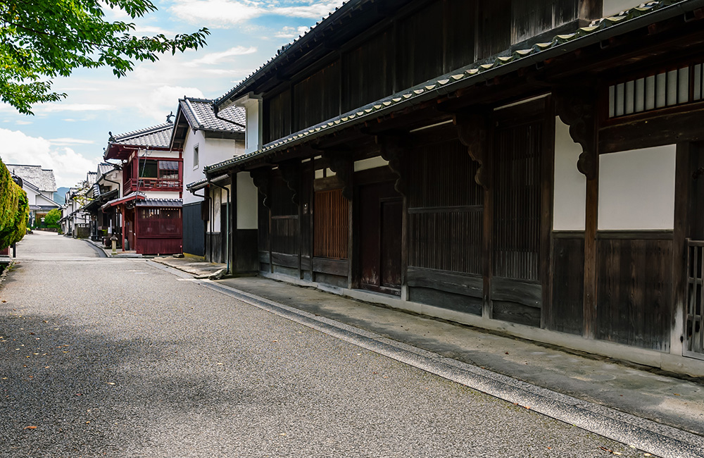 白壁の建物