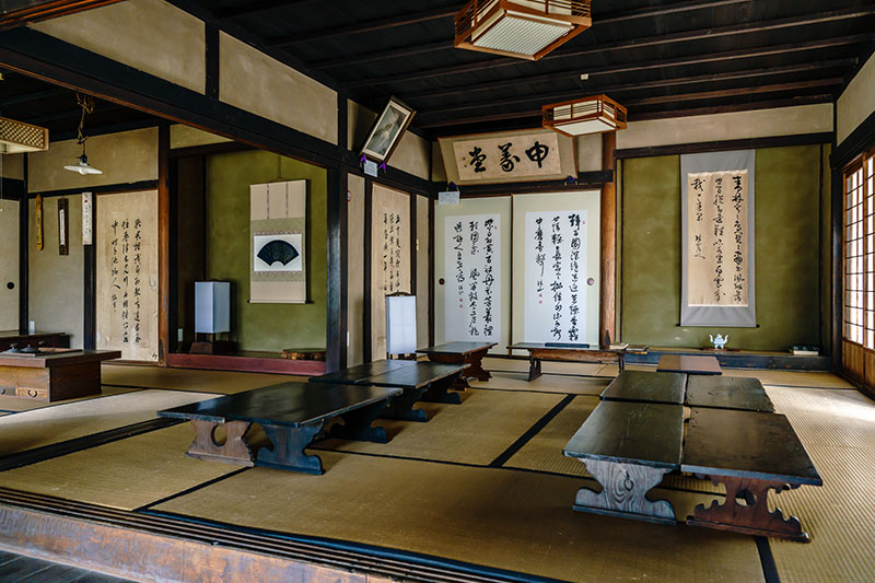 明治時代の開けた教育の場、開明学校。モノから人々の生活が見える宇和民具館。