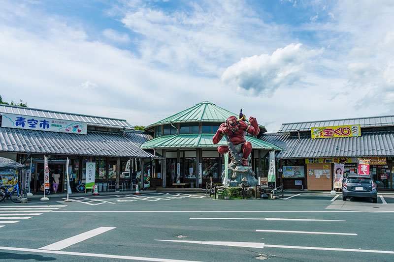 鬼の町づくり その1一対の鬼が見守る鬼北町の道の駅。