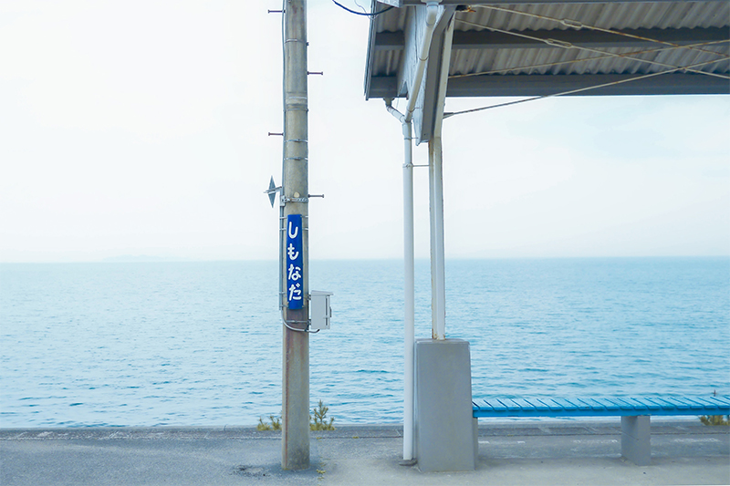 ホームの向こうに見えるのは海。情緒あふれる無人駅「下灘駅」。