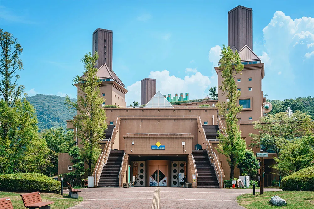 えひめこどもの城「あいあい児童館」のお城のような外観