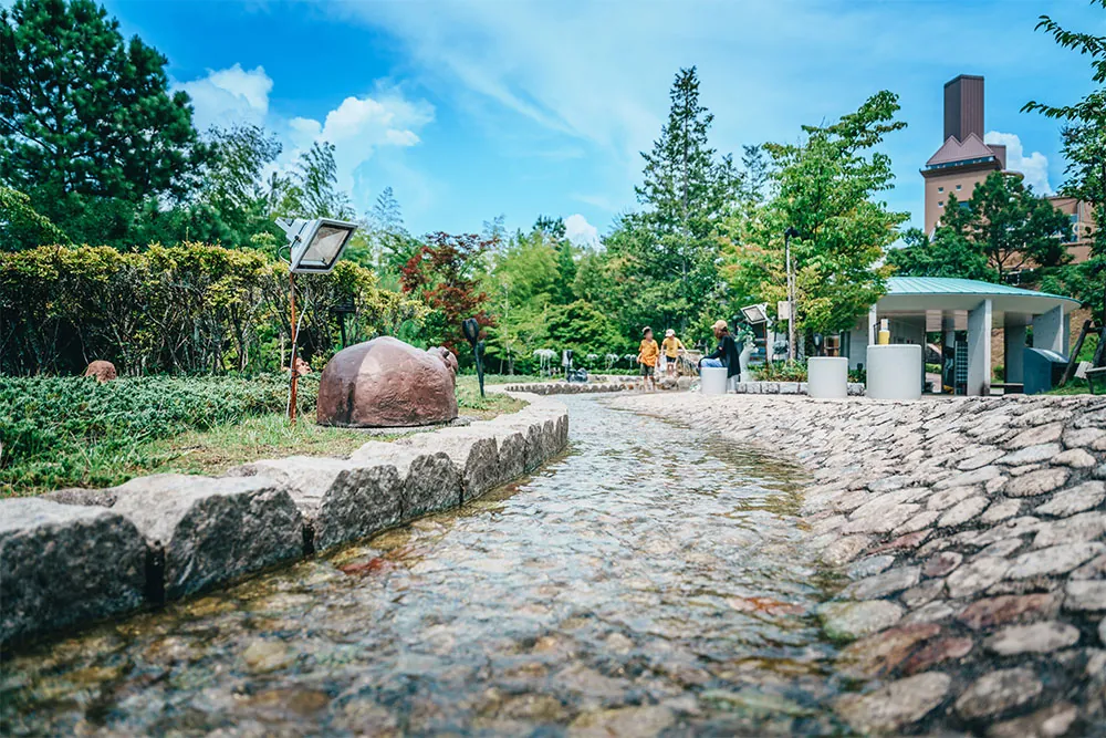 子どもたちが遊ぶ水路